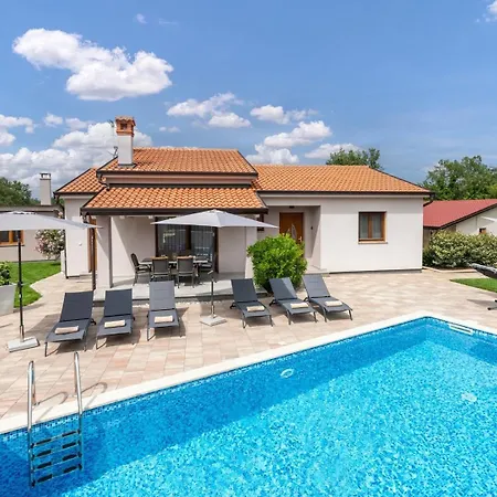 Ajlin With Private Pool *
