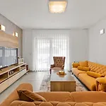 Villa Ajlin With Private Pool *