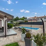 Ajlin With Private Pool Sveti Lovreč Pazenatički