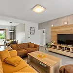 Villa Ajlin With Private Pool Sveti Lovreč Pazenatički